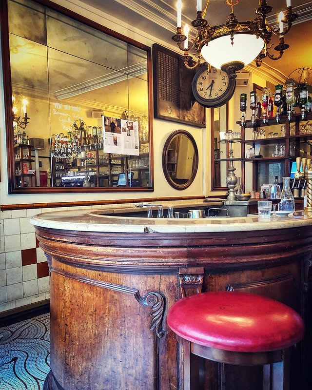 Au Petit Fer à Cheval: The Friendly Horseshoe Bar of Le Marais